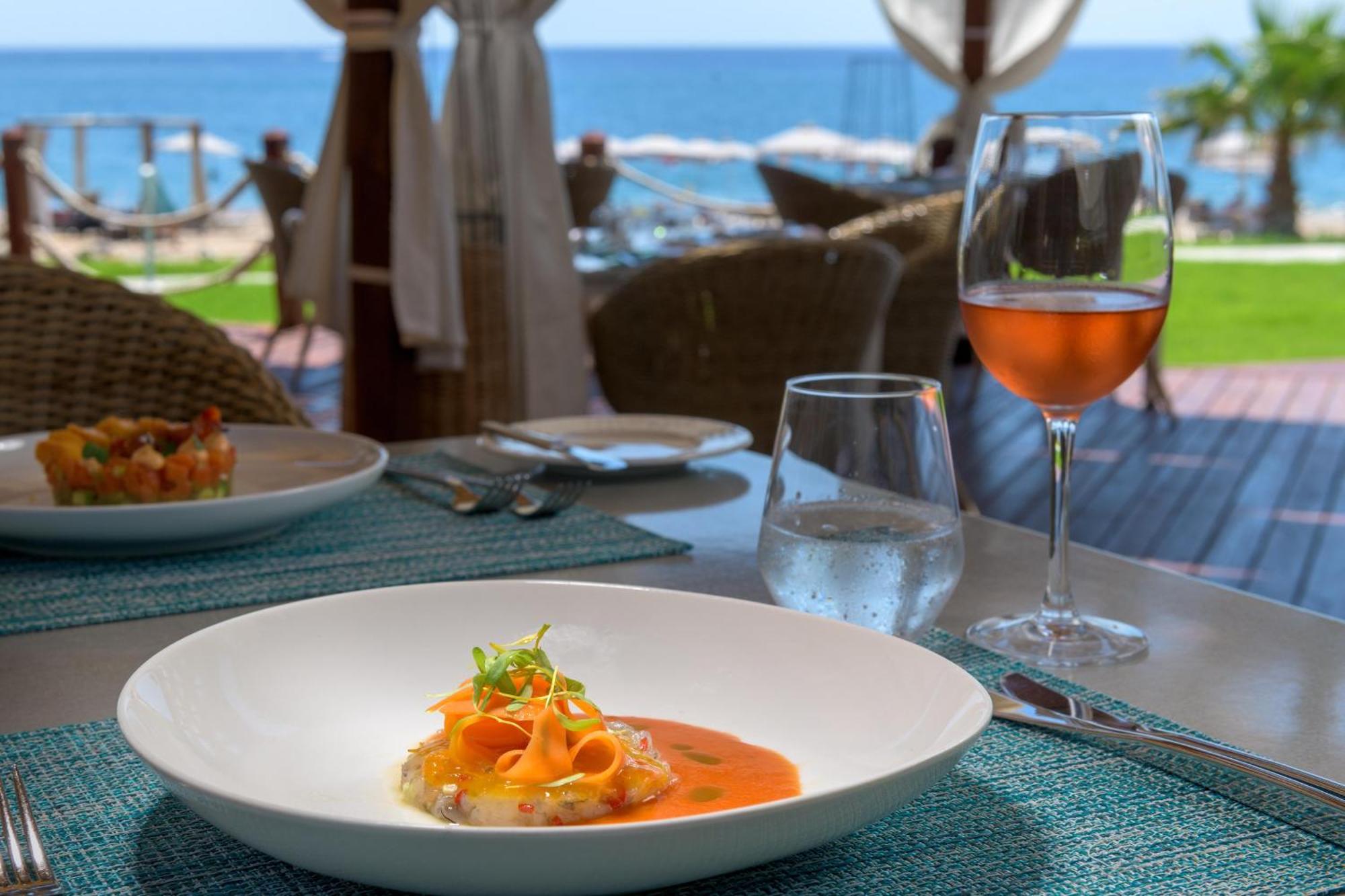 Rodos Palladium Leisure&Wellness Kallithéa Esterno foto A glass of rosé wine