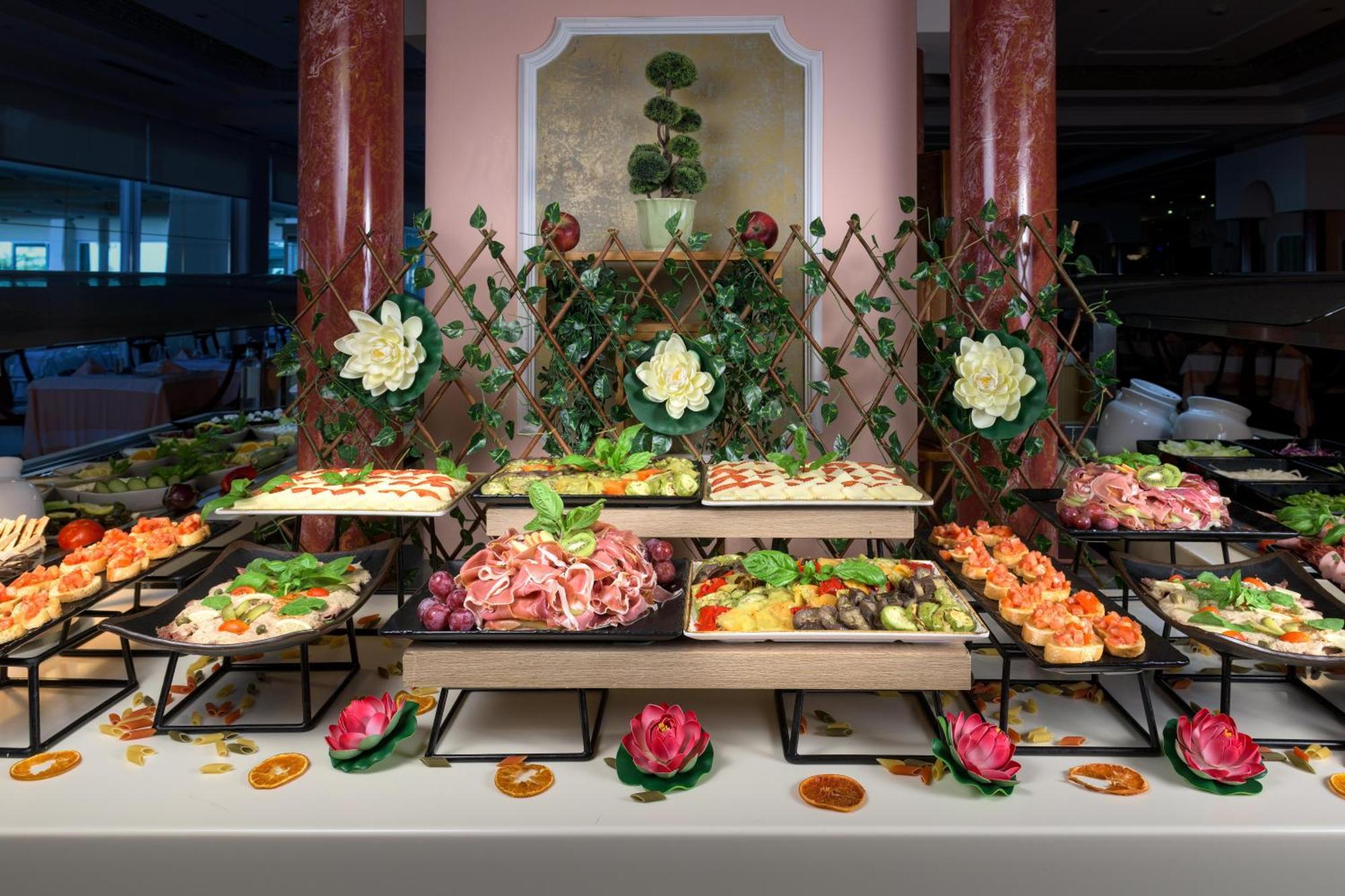 Rodos Palladium Leisure&Wellness Kallithéa Esterno foto A buffet at a hotel